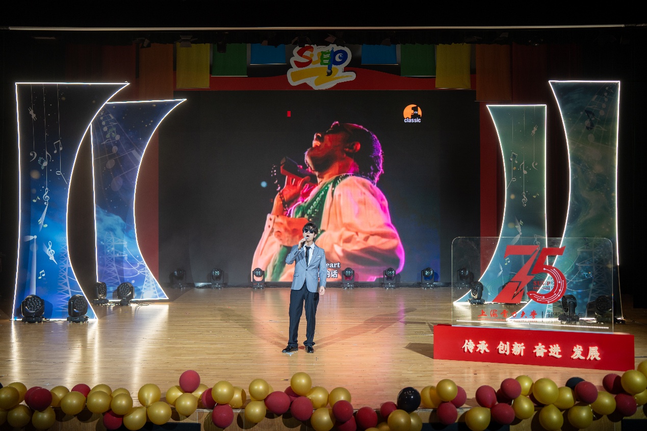 我校举办第38届校园十大歌手大赛