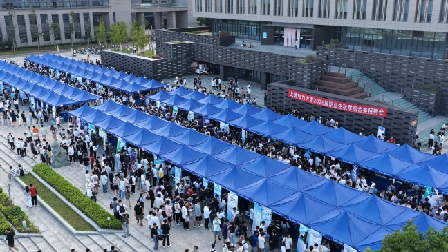 《东方教育时报》这场校园招聘会上，“人工智能+清洁能源”的交叉领域成为产业需求，能源电力特色岗位成热点
