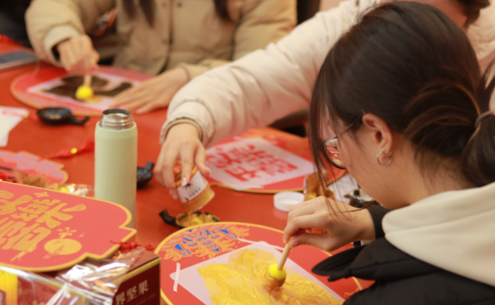 《上观新闻》又被学校宠到了！沉浸式非遗游园、与后勤互赠节礼……留校过年“暖心又热闹”