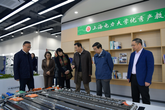 民进中央副主席、民进上海市委主委黄震一行来校调研