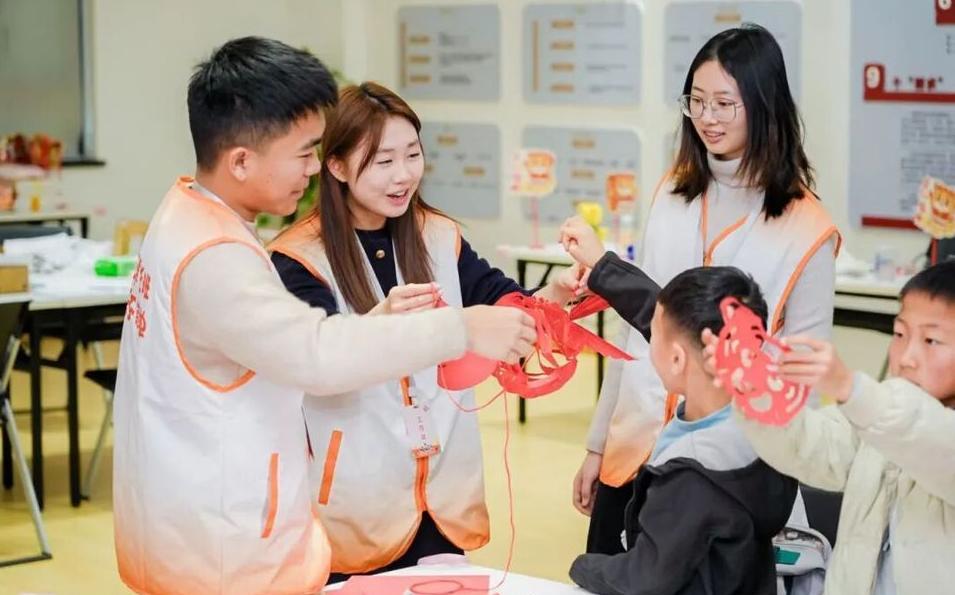 《上海教育》践初心、送温情、护归途……默默奉献的身影里，有青春最暖的底色｜沪上高校学子寒假生活②